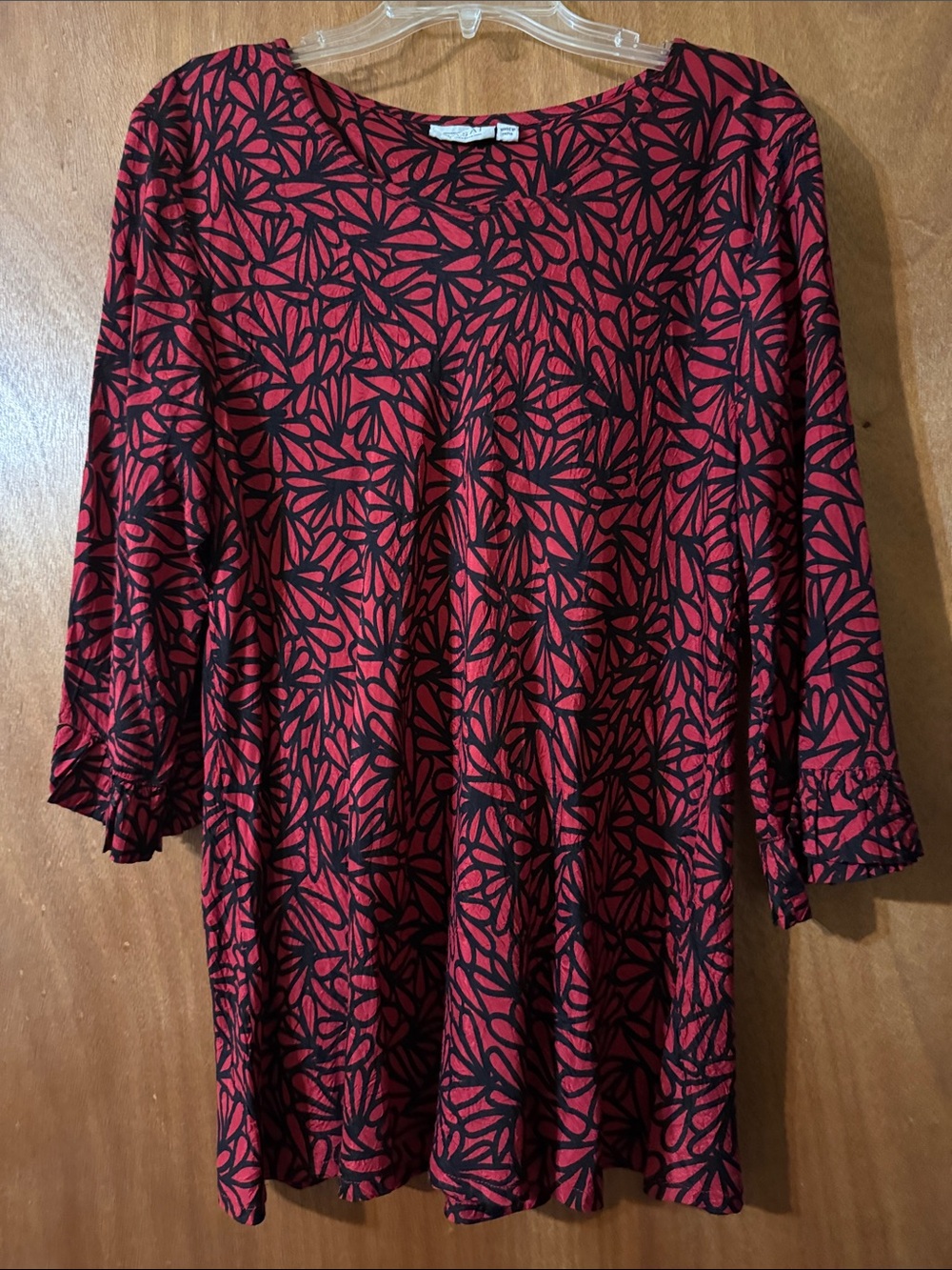 Massi Copenhagen ladies Red & Black Patterned 3/4 Sleeve w/ruched wristTop (mlb)